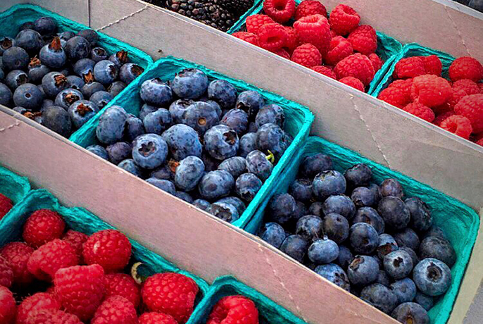 farmers-market-blueberries-raspberries